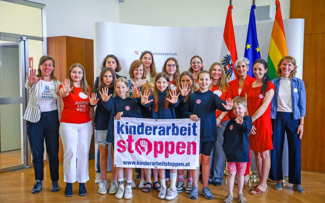 Kinder tanzen im Justizministerium: EU-Lieferkettengesetz retten – Kinderarbeit stoppen!