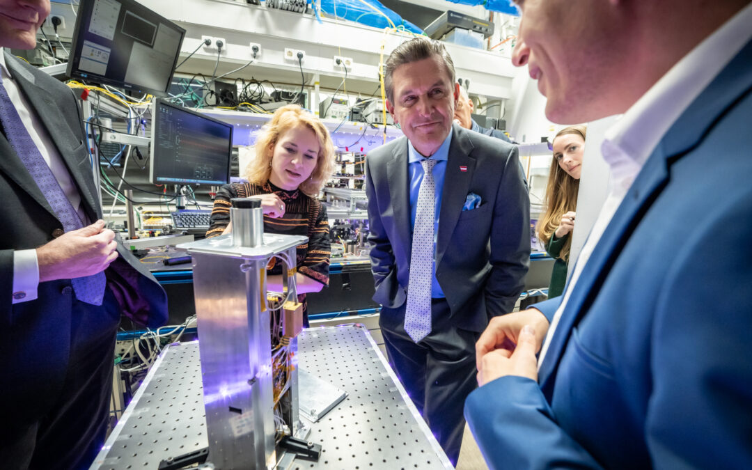 Innovationsminister Peter Hanke und Wissenschaftsministerin Eva-Maria Holzleitner auf Besuch beim 1. “Weltraum-Quantenprozessor”
