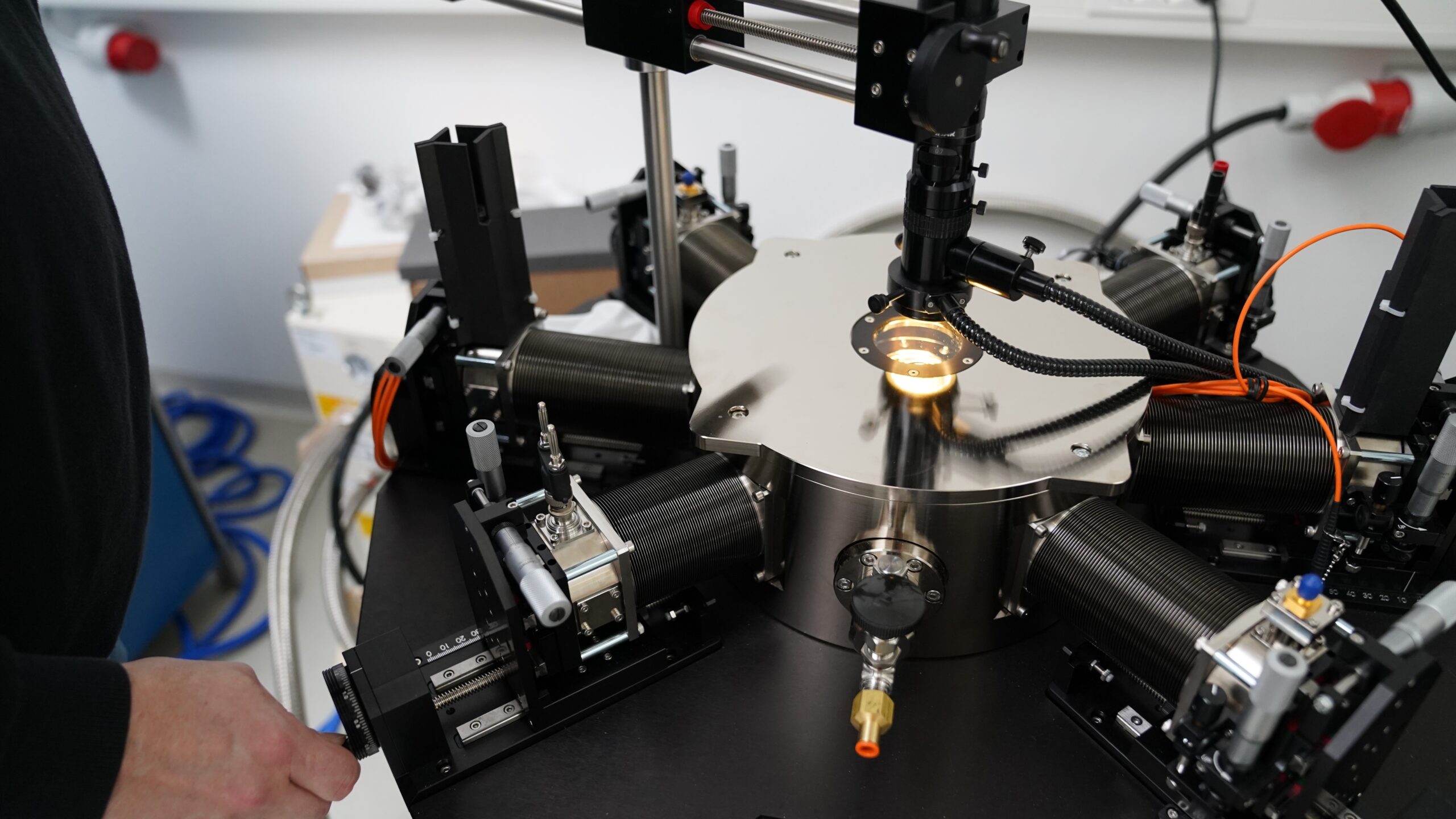 Hochleistungskryostat, der Bedingungen wie im Weltraum oder in kryogenen Forschungslaboren simulieren kann